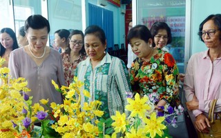 Lãnh đạo Hội Phụ nữ Campuchia ấn tượng với mô hình kết cườm của phụ nữ Việt Nam