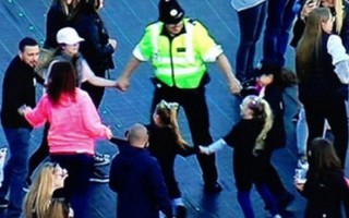 Tan chảy với hình ảnh nhân viên cảnh sát Anh nhảy cùng các em nhỏ