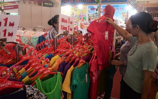 Chị em 'tay xách nách mang' ở Hội chợ hàng Việt Nam chất lượng cao