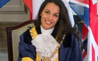 Cựu hoa hậu Thế giới trở thành thị trưởng Anh