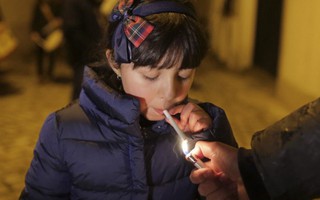 Phản cảm khi trẻ em Bồ Đào Nha hút thuốc trong Lễ Hiển Linh 