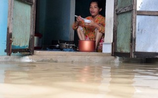 Người dân vất vả chạy lụt do mưa lớn và thủy điện xả lũ