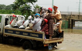 Hà Nội: Cảnh sát giao thông dùng ô tô 'giải cứu' các phương tiện qua vùng ngập lụt