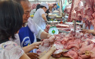 Giá thịt heo ở TPHCM: Siêu thị giảm, chợ "án binh bất động"