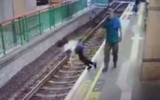 Người đàn ông thô bạo đẩy một phụ nữ ngã nhào xuống đường ray tàu