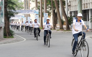 Sinh viên đạp xe kêu gọi Thành phố an toàn cho trẻ em gái
