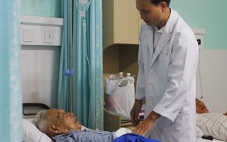 Mổ lấy 8 khối u đại tràng cho cụ ông 96 tuổi