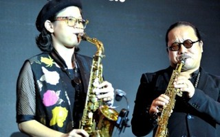 Cha con nghệ sĩ saxophone Trần Mạnh Tuấn song tấu trong Dạ hội mùa hè