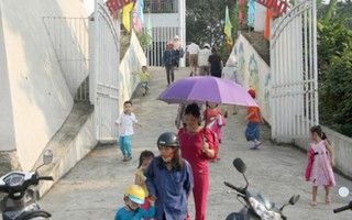Sở GD-ĐT Lào Cai yêu cầu xử lý nghiêm vụ thả trẻ vào máy vặt lông gà