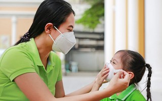 Ô nhiễm không khí nghiêm trọng ở Hà Nội, mẹ lo cuống cuồng, mẹ thờ ơ