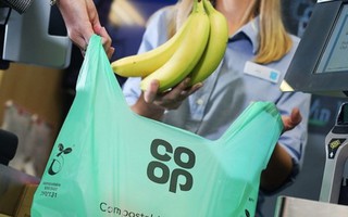 Chuỗi siêu thị Co-op của Anh bắt đầu bỏ sử dụng túi nilon