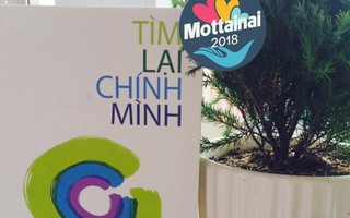 Nhà văn Nguyễn Bích Lan bán sách gây quỹ Mottainai 'Trao yêu thương - Nhận hạnh phúc'