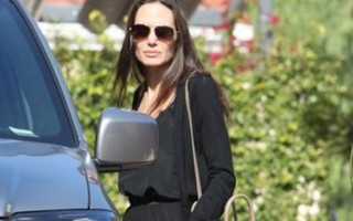 Angelina Jolie gầy gò khi xuất hiện công khai sau ly hôn