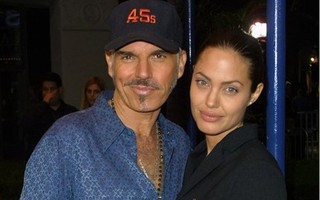 Angelina Jolie và chồng cũ Billy Bob từng cùng đeo chiếc vòng có lọ máu của nhau 