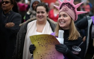 Tiếng gọi nữ quyền từ 'Tuần hành phụ nữ' phản đối ông Trump 