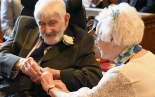 Cặp đôi cưới nhau khi tổng số tuổi gần 2 thế kỷ