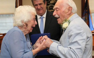 Chú rể 94 kể về lần đầu cô dâu 99 tuổi ở lại qua đêm