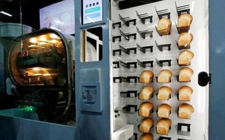 Thích thú với chiếc máy tự động sản xuất hàng loạt bánh mỳ