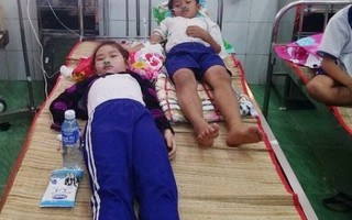 Cà Mau: Nhiều học sinh nhập viện do uống trực tiếp hoặc nuốt dung dịch Fluor