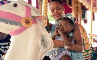 Rihanna hóa 'Lọ lem' đi chơi công viên