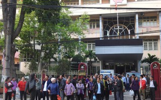Vụ hàng trăm người dân kiện UBND tỉnh Bắc Giang: Lại tạm dừng phiên tòa