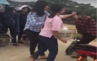 Phẫn nộ cảnh 2 nữ sinh ở Nghệ An tát “bôm bốp” vào mặt bạn