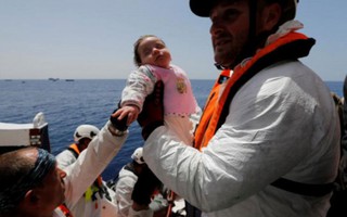 Cuộc đời phiêu dạt của những em bé theo cha mẹ tị nạn