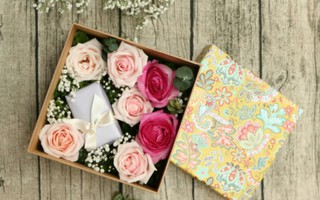 Làm hộp quà tặng bằng hoa tươi mừng ngày Nhà giáo Việt Nam 