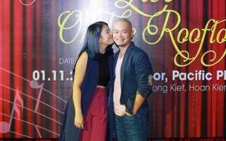 Quán quân Vietnam Idol 2016 tình tứ hôn chồng trước đám đông