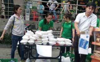 Hỗ trợ đồ ăn, quần áo cho cư dân chung cư Carina