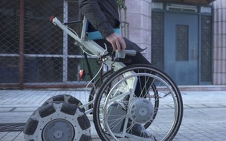 Xe lăn giúp người khuyết tật có thể đứng dậy trong vài giây