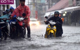 Đường Sài Gòn thành sông sau 2 giờ mưa lớn