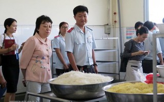 TPHCM: Phát hiện mỳ sợi vàng nghi nhiễm hàn the trong bữa ăn công nhân