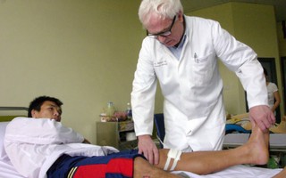 Chuyên gia y học thể thao Đức đến khám và phẫu thuật tại Việt Nam