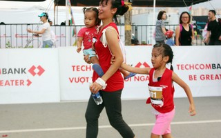 Mẹ và con căng sức trên đường chạy Marathon Quốc tế TPHCM 2018