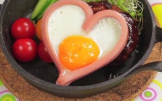 Bữa sáng với trứng ốp la trái tim từ xúc xích