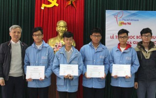 Trao học bổng "Nuôi dưỡng nhân tài" cho học sinh THPT chuyên Trần Phú