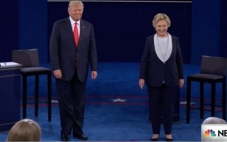 Sau 72 giờ kinh hoàng: Hillary - Trump chỉ... cười gượng gạo