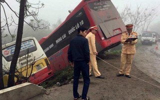 Tai nạn hy hữu: Chủ xe khách bị xe buýt đâm tử vong