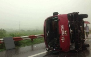 Xe khách lật trên cao tốc Pháp Vân, 11 người thương vong