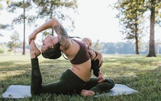 Vừa tập yoga vừa cho con bú