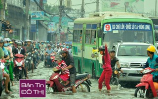 Sài Gòn vỡ đê bao, kẹt xe hàng giờ trong ngày triều cường đạt đỉnh