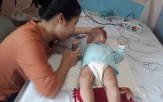 Trị viêm phổi theo y sĩ làng, bé 9 tháng tuổi bị bại não, nguy kịch