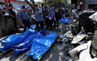 Máy bay rơi vào nhà dân ở Philippines, một gia đình 5 người thiệt mạng
