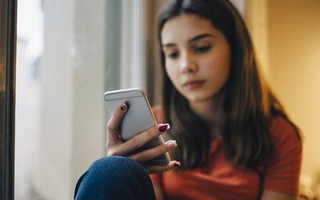 Pháp ra luật cấm học sinh dùng điện thoại thông minh trong trường