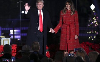 Vợ chồng Trump thắp sáng cây thông Nhà Trắng