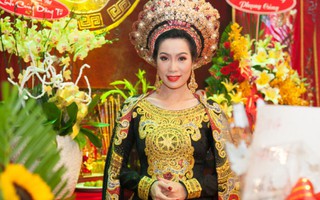 Trịnh Kim Chi đẹp tựa nữ hoàng trong ngày giỗ Tổ nghiệp sân khấu 