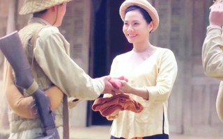 Lương Nguyệt Anh hóa thôn nữ đón bộ đội chiến thắng Điện Biên về làng