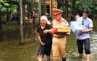 Hơn 200 suất quà đến với người dân vùng ngập nặng ở Hà Nội