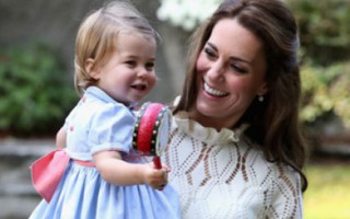 Công chúa nhỏ của Công nương Kate Middleton sành điệu không kém mẹ